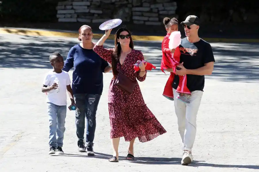 Randall y Bullock junto a los hijos adoptivos de ella
