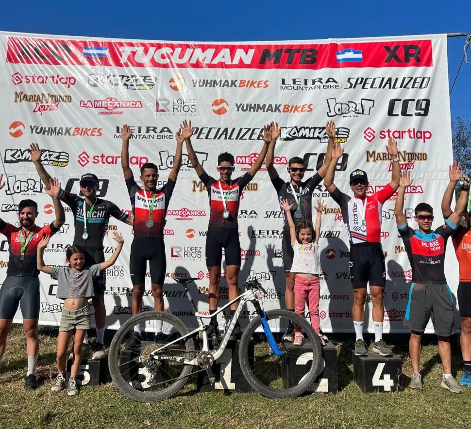 EL PODIO DE LA CATEGORÍA PRINCIPAL. El catamarqueño “Álvarito” Macías (centro) triunfó en la “Gran Vuelta a La Sala” y ganó por primera vez el campeonato Tucumano de la especialidad cross country.  