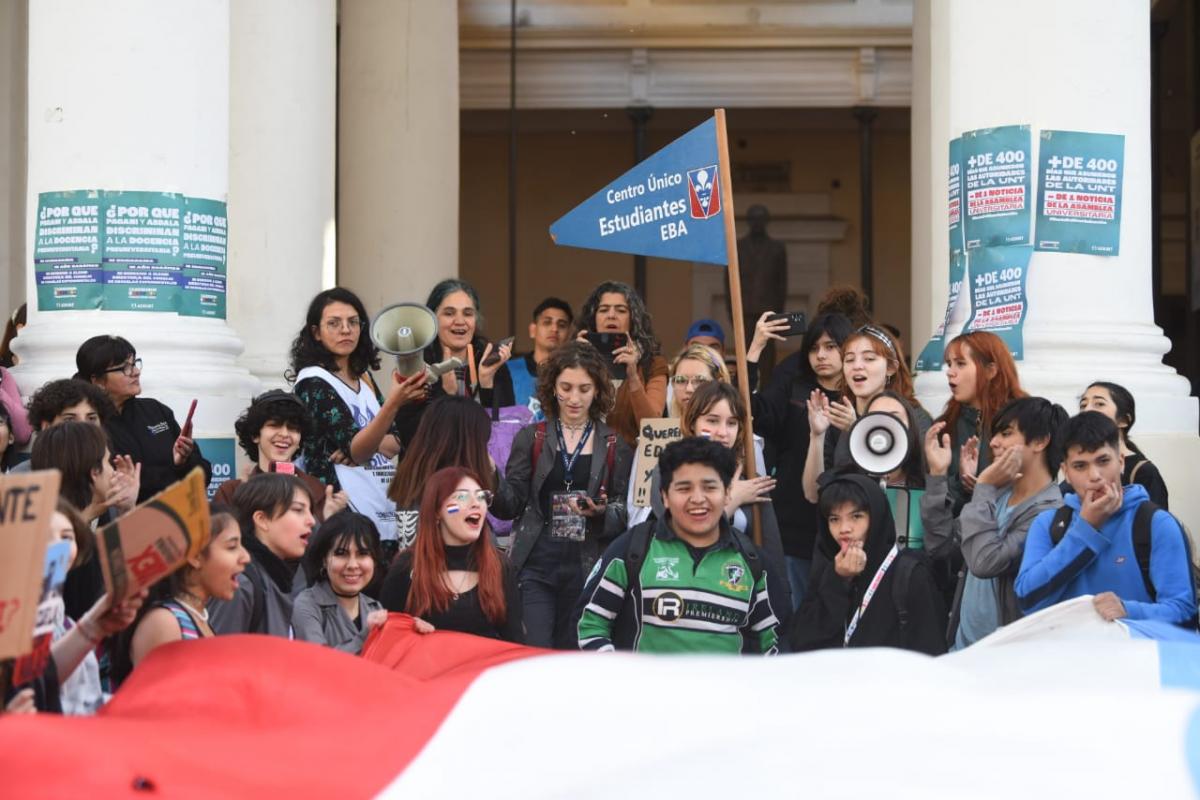 Alumnos de la Escuela Universitaria de Bellas Artes realizaron una protesta para pedir mejoras edilicias