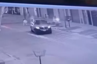 Una nena murió tras ser asaltada camino a la escuela: la escena fue captada por las cámaras