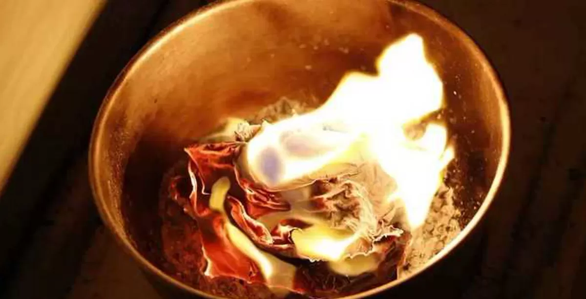 Escribir un nombre en un papel y quemarlo es un ritual de magia blanca