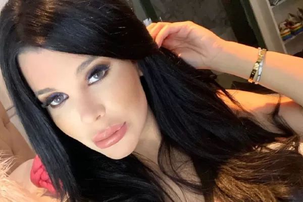 Colores vibrantes y muchos sillones: así es el exótico departamento de Charlotte Caniggia en Puerto Madero