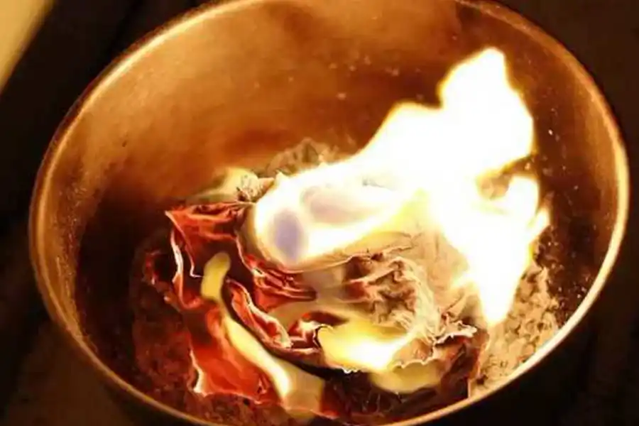 Escribir un nombre en un papel y quemarlo es un ritual de magia blanca