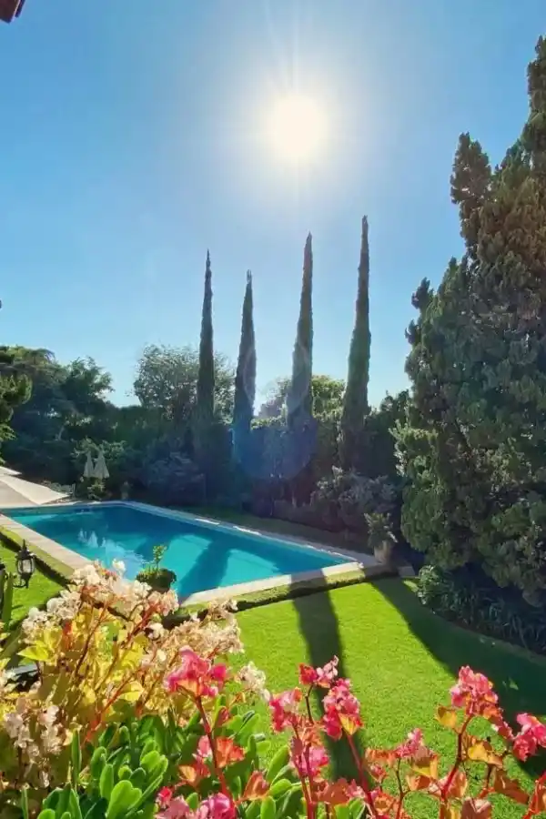 Así es la mansión de Rudy, el campeón de Masterchef: pileta, enorme parquizado y con estilo colonial