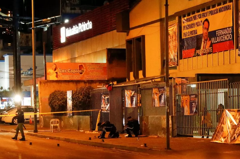 EL DÍA DESPUÉS. La policía trabaja en el lugar donde fue asesinado Villavicencio, mientras hacía campaña.  