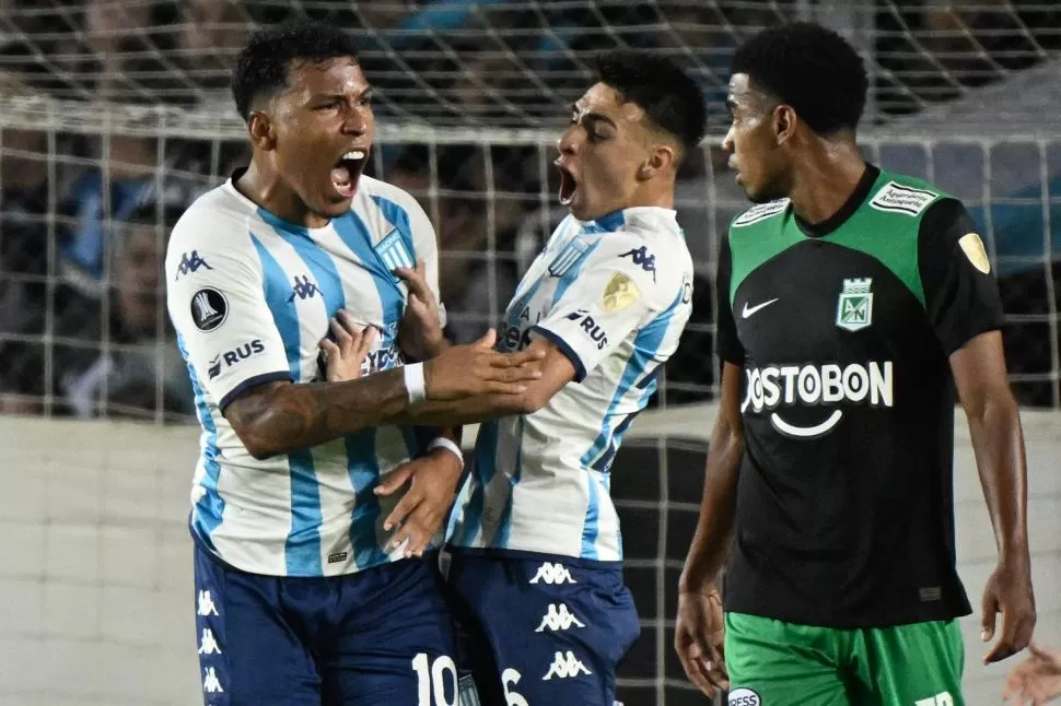 DETERMINANTES. Martínez y Ojeda celebran el primer gol de Racing, obra del colombiano. El juvenil marcó el segundo; mientras que Martínez generó el 3-0. 