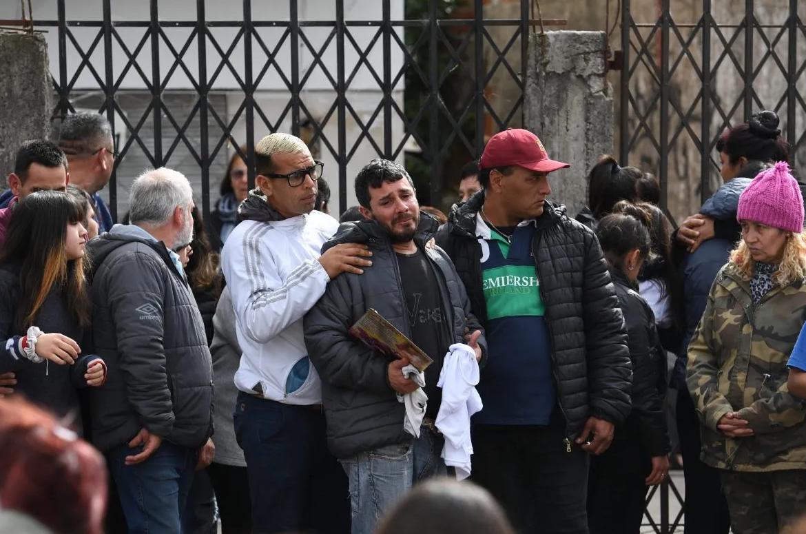 El papá de Morena Domínguez durante el entierro de la niña asesinada por motochorros