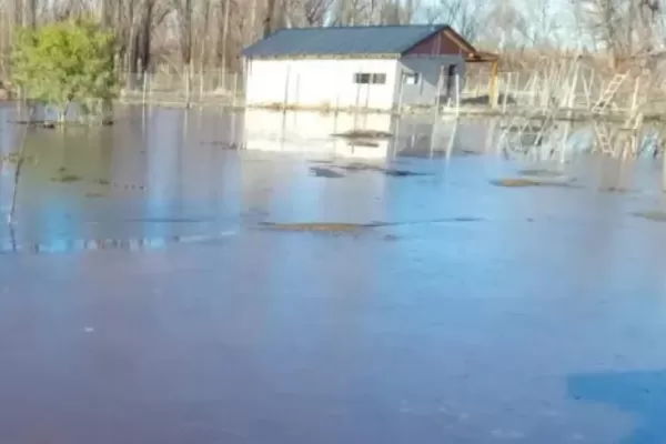 Neuquén: por las inundaciones, una isla quedó bajó el agua y sus vecino no saben cómo irán a votar