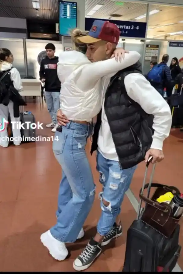 EN EL AEROPUERTO. El futbolista se despide de su novia para viajar a México.