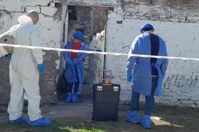 Encontraron a una mujer muerta en su casa: tenía heridas cortantes y quemaduras