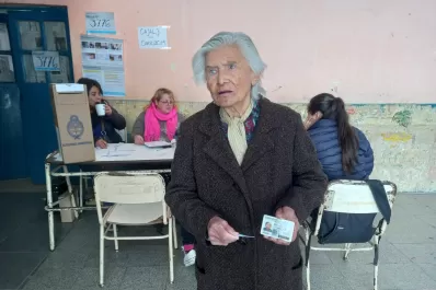 A pesar de sus 95 años y su ceguera, Rosario del Carmen sigue yendo a votar firmemente