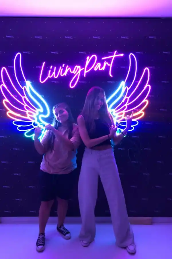 IRREPETIBLES. Los artesanos del neón (en cristal como Ramón Rosa o con led) crean piezas únicas que hoy están de moda en bares y fiestas. 