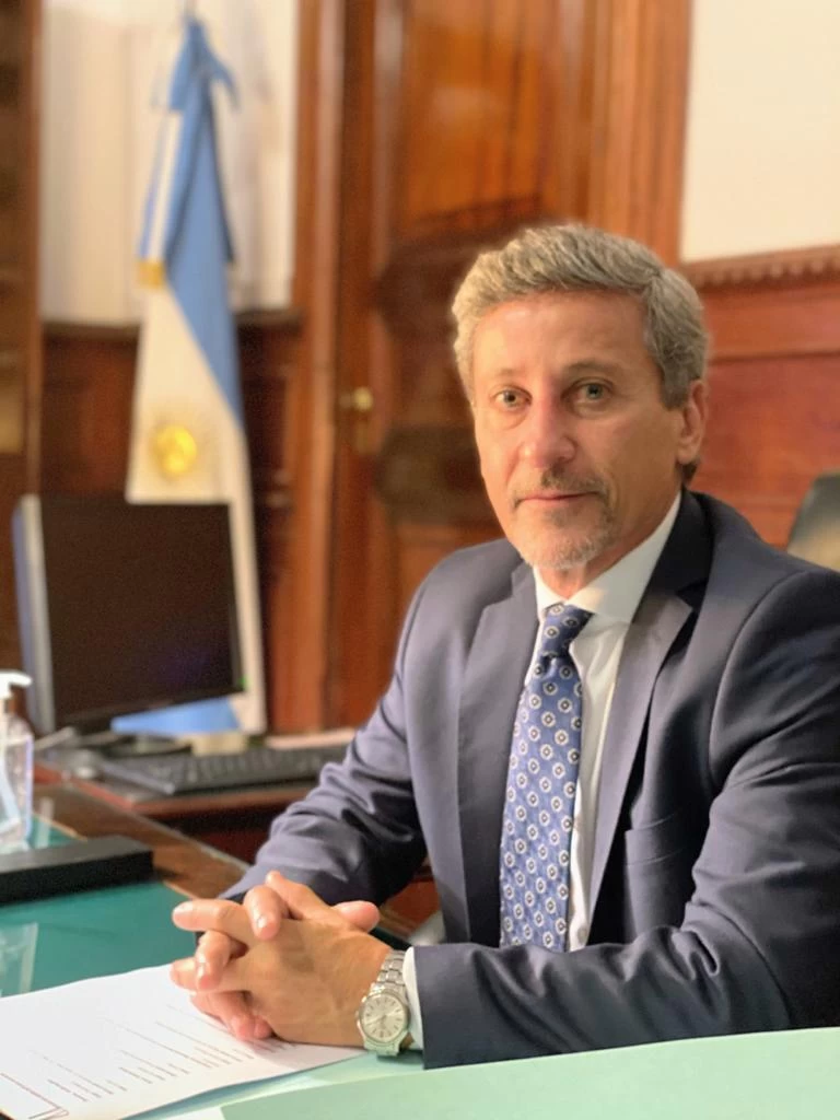 EN SU DESPACHO. Daniel Bejas, vocal de la Cámara Nacional Electoral, desde su oficina en Buenos Aires.  