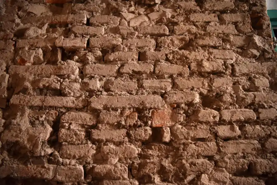 MUROS. Conviven el adobe y el ladrillo, hay que tratarlos con cuidado. 