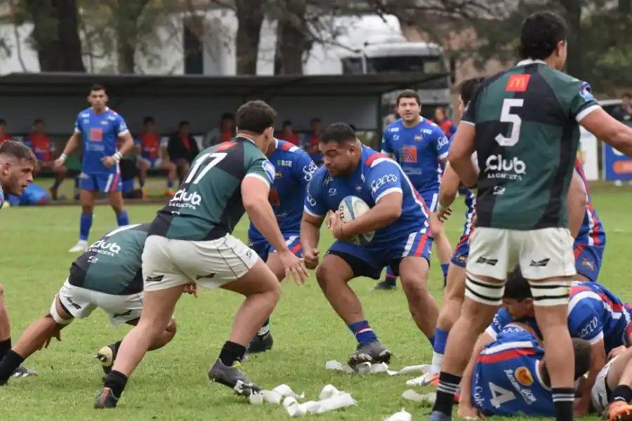 CAPTURADA. Agustín Cortés asegura la pelota ante la marca. Los Tarcos le ganó los tres clásicos del año a la “U”.  