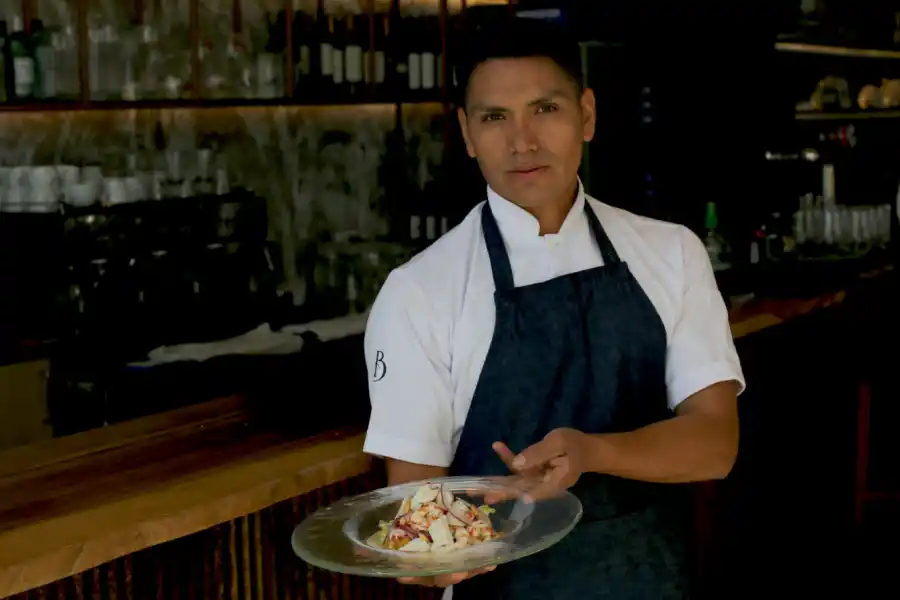 El chef peruano presenta el plato de ceviche terminado