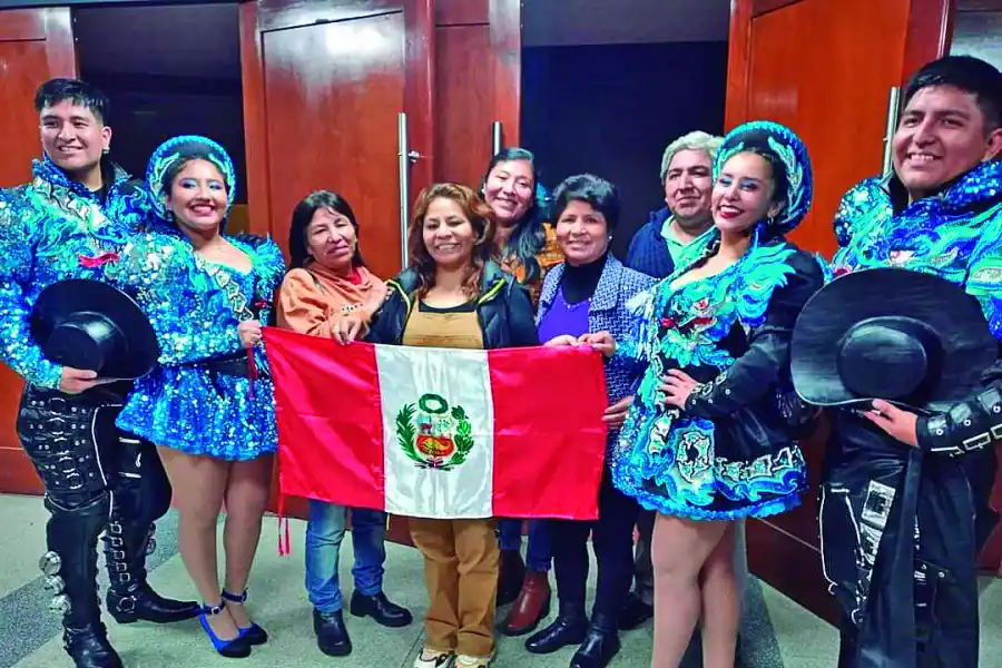 CULTURA. Gilda posa junto al grupo de danza peruana Pasión y Fuerza.