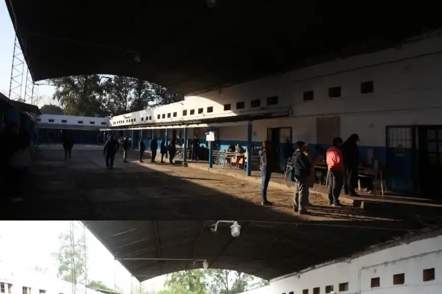 Escuela Tiburcio Padilla, arriba hoy 13 de agosto, abajo elecciones provinciales 11 de junio. 