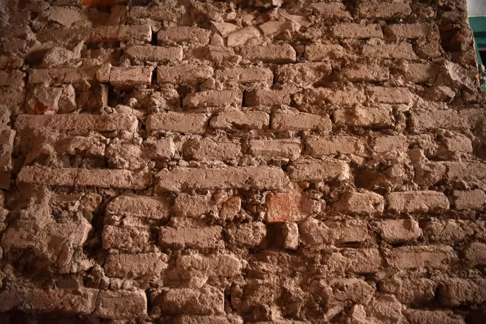 MUROS. Conviven el adobe y el ladrillo, hay que tratarlos con cuidado. 