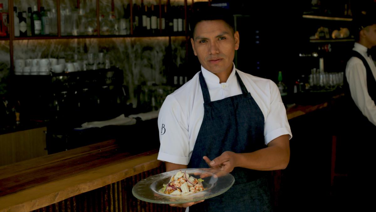 El chef peruano presenta el plato de ceviche terminado