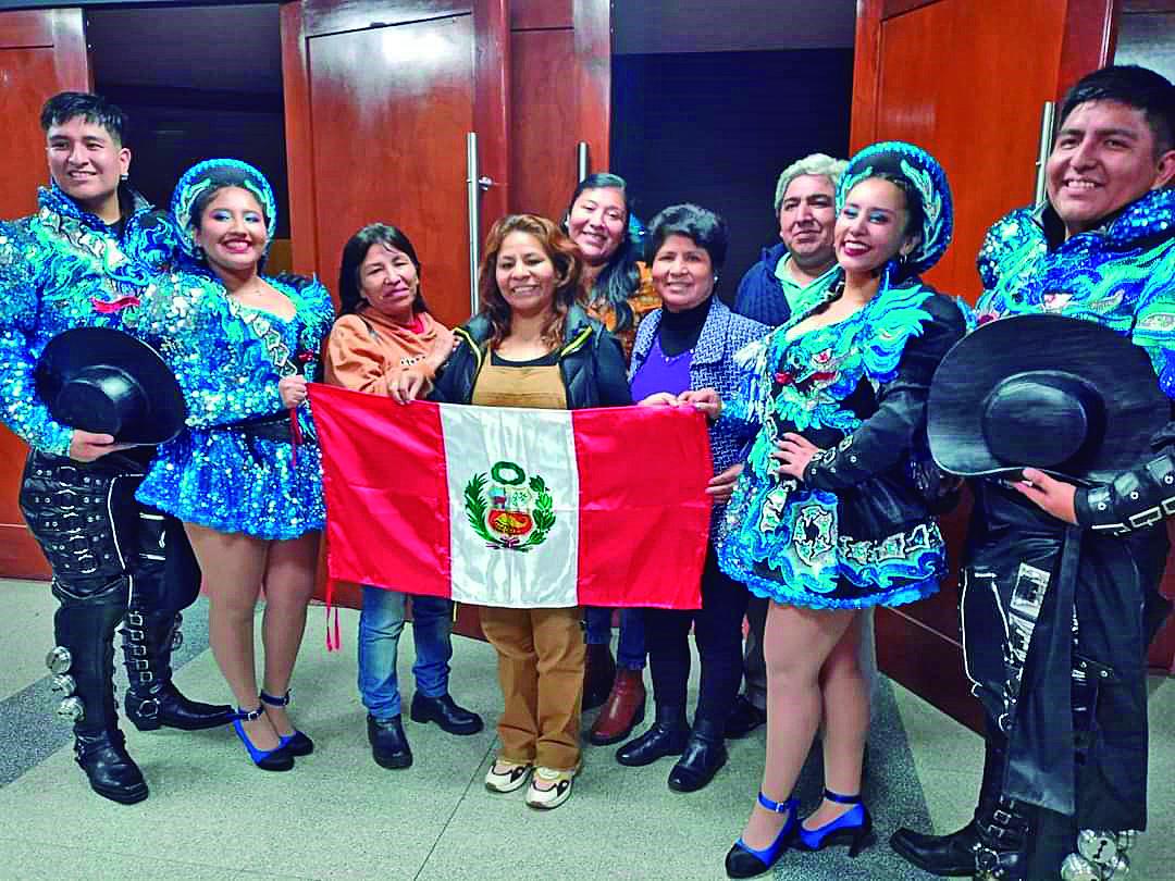 CULTURA. Gilda posa junto al grupo de danza peruana Pasión y Fuerza.