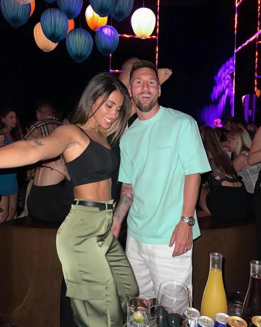Lionel Messi y Antonella Roccuzzo disfrutando de la noche en Miami.