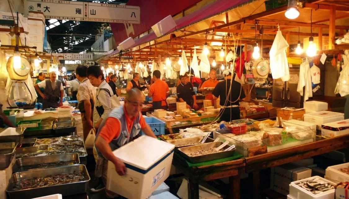 La comida callejera más cara del mundo: un influencer hizo un tour en un mercado de Tokyo