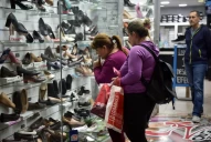 La devaluación dejó sin precios de referencia a la economía y el Gobierno sumó otro cepo