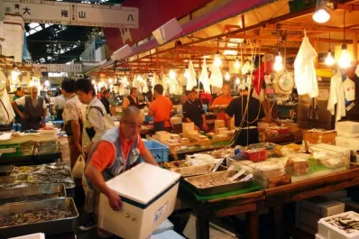 La comida callejera más cara del mundo: un influencer hizo un tour en un mercado de Tokyo