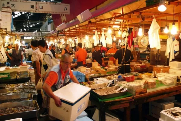 La comida callejera más cara del mundo: un influencer hizo un tour en un mercado de Tokyo
