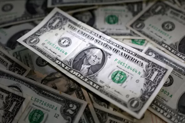 El dólar blue bajó por segundo día consecutivo y cerró a $720 este viernes