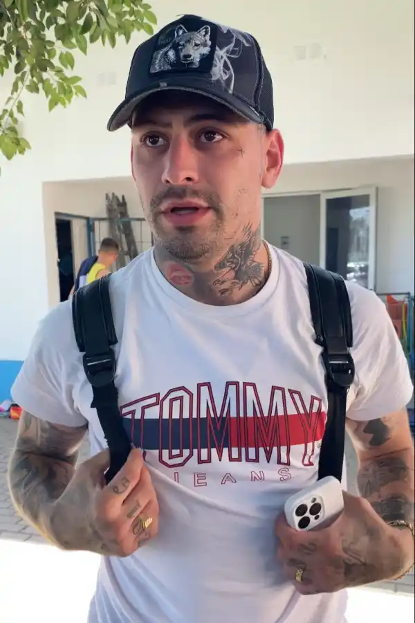 EXTRAVAGANTE. Paz se distingue por sus tatuajes en sus brazos y su cuello.