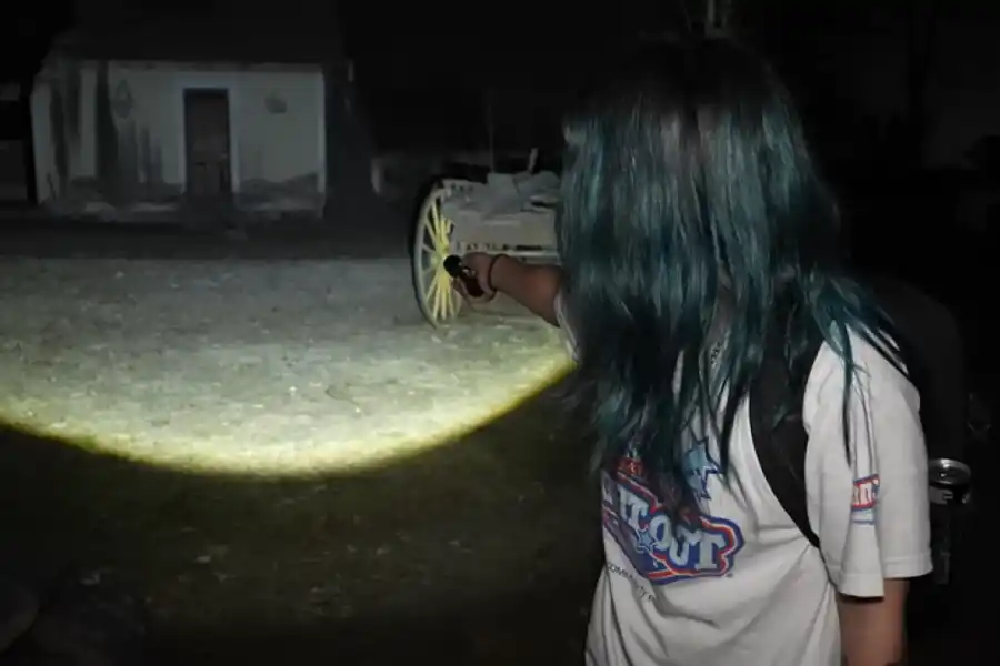 Expedición fantasma: el terrorífico recorrido de una youtuber por un hotel embrujado