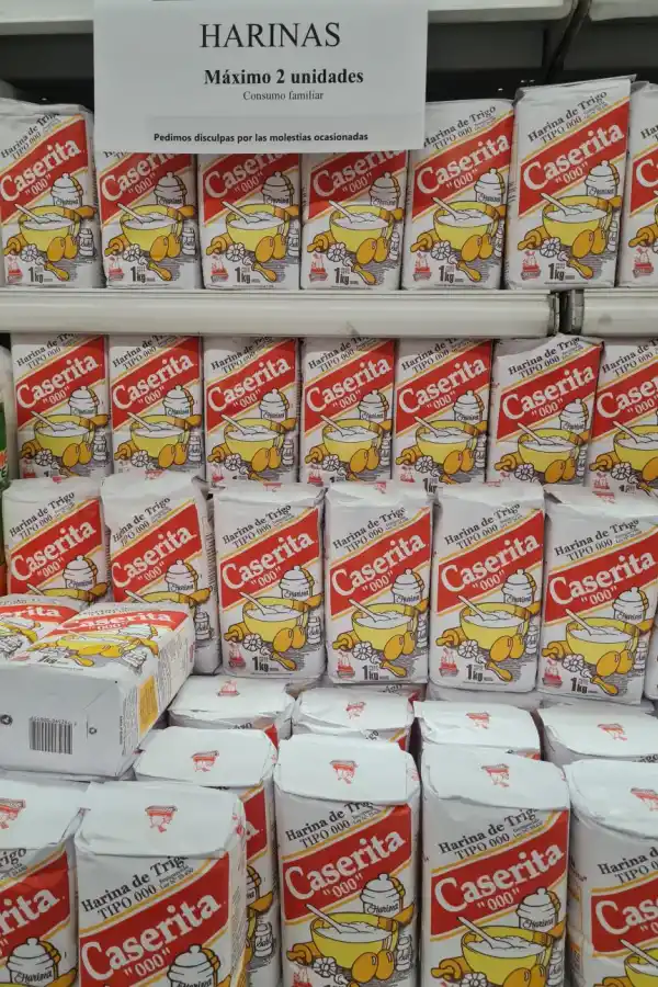 CUPOS. La harina fue uno de los artículos restringidos en su venta. 