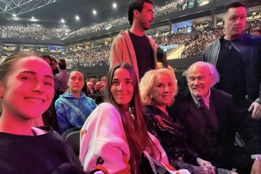 Mirtha Legrand y sus nietos en el show de Luis Miguel.