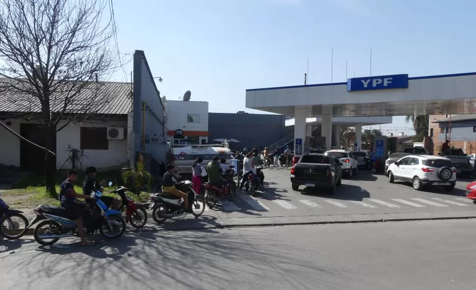 Automovilistas y motociclistas colmaron las estaciones de servicio en la provincia. La Gaceta / fotos de Osvaldo Ripoll - Juan Pablo Sanchez Noli