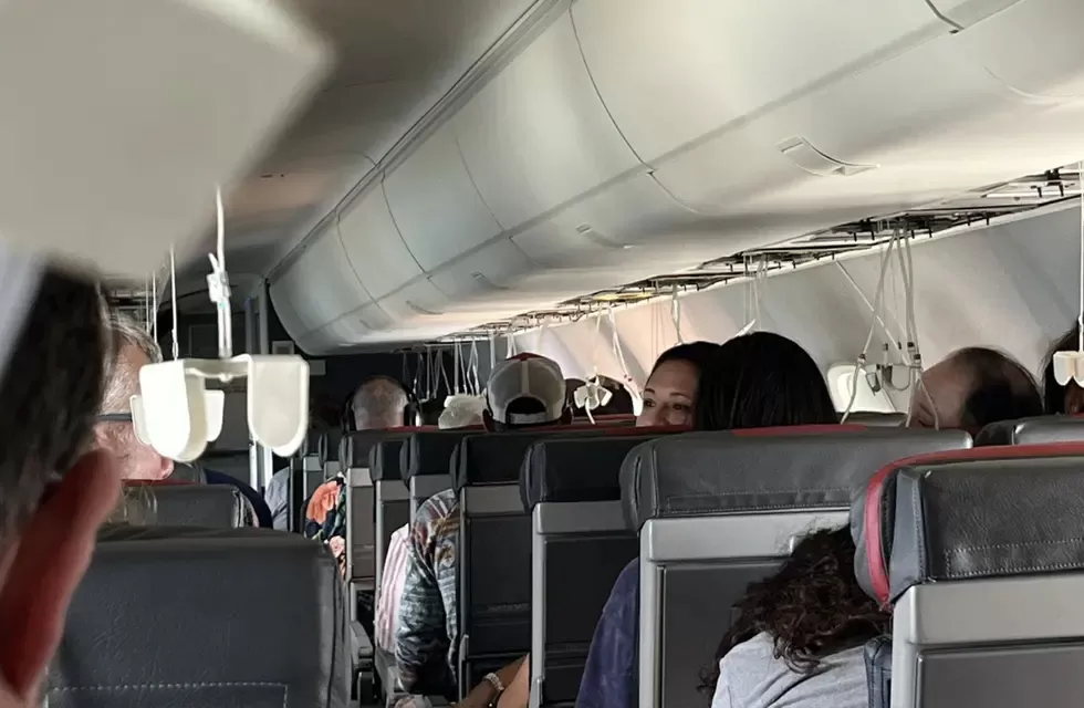 Terror en un vuelo: un avión cayó casi 6.000 metros en seis minutos y los pasajeros casi pierden la cabeza