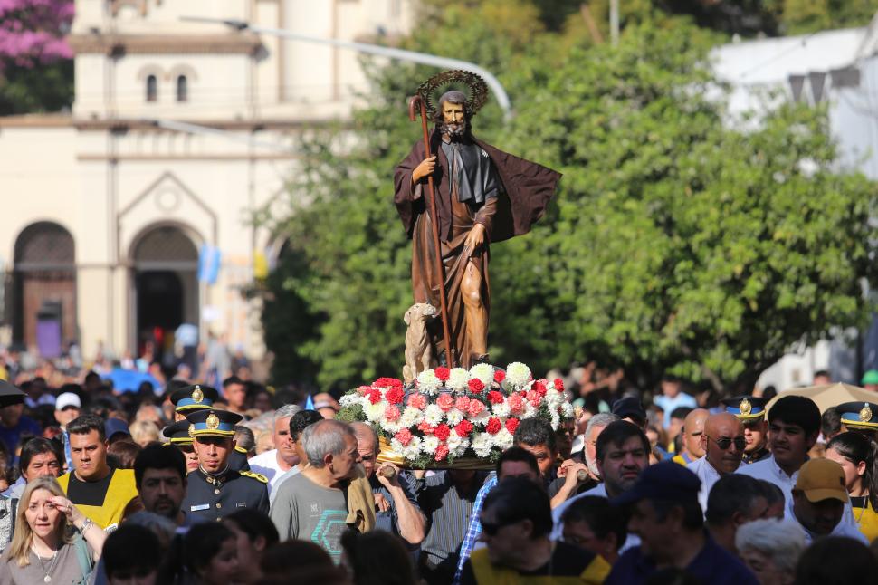 MULTITUD. Cientos de fieles acompañaron la imagen de San Roque durante la tradicional procesión por las calles del barrio. La Gaceta / fotos de Juan Pablo Sánchez Noli - Tere Pasquero 