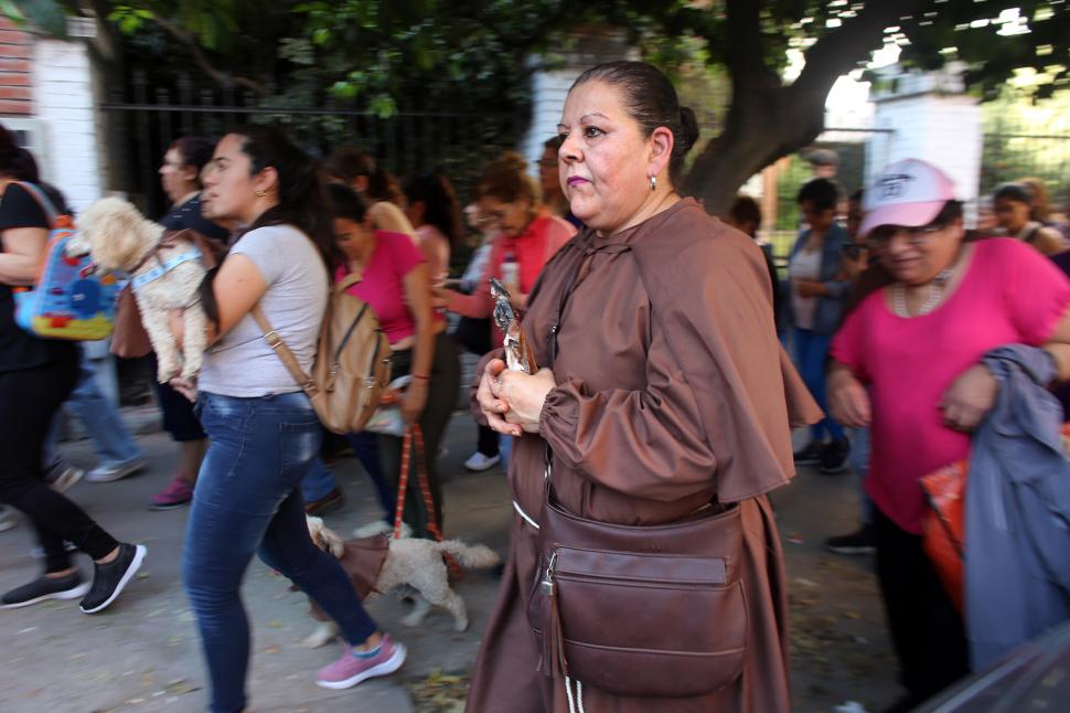 MUESTRA DE FERVOR. Una devota participó vistiendo la túnica y capa del santo. Además, lleva una imagen de San Roque en las manos.