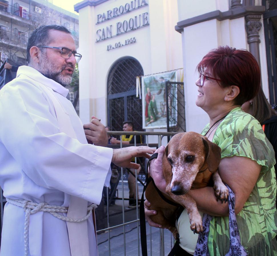 UN HÁBITO QUE GANA ADEPTOS. Todos los años las mascotas desfilan ante el templo para ser bendecidas por los sacerdotes de la parroquia de San Roque.