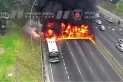 Video: el impactante incendio de un colectivo en plena autopista en Buenos Aires