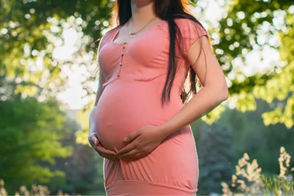 ¿En qué escuelas buscan reemplazar la palabra “madre” por productora de óvulos?