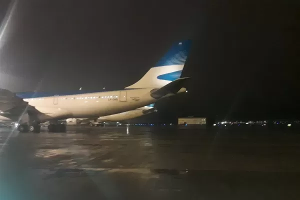 Por las tormentas eléctricas, más de 50 vuelos se vieron afectados en Aeroparque y Ezeiza