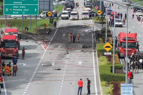 Video: el impactante momento en que una avioneta se estrella en una calle de Malasia