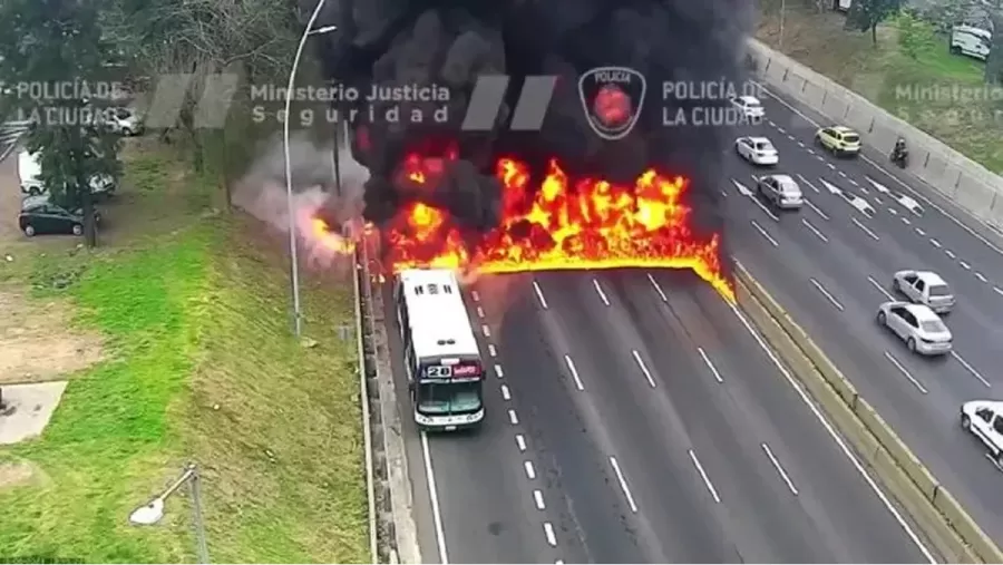 Impactante incendio de un colectivo en plena autopista en Buenos Aires.