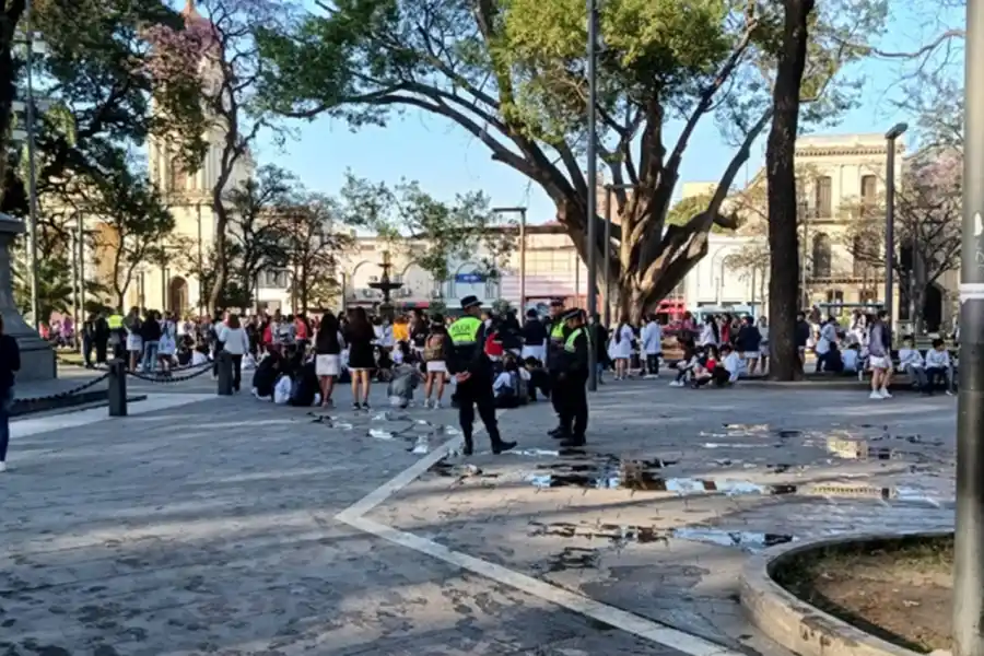 A LA PLAZA. Alumnas de la escuela Sarmiento y de la Normal fueron evacuadas frente a Casa de Gobierno.