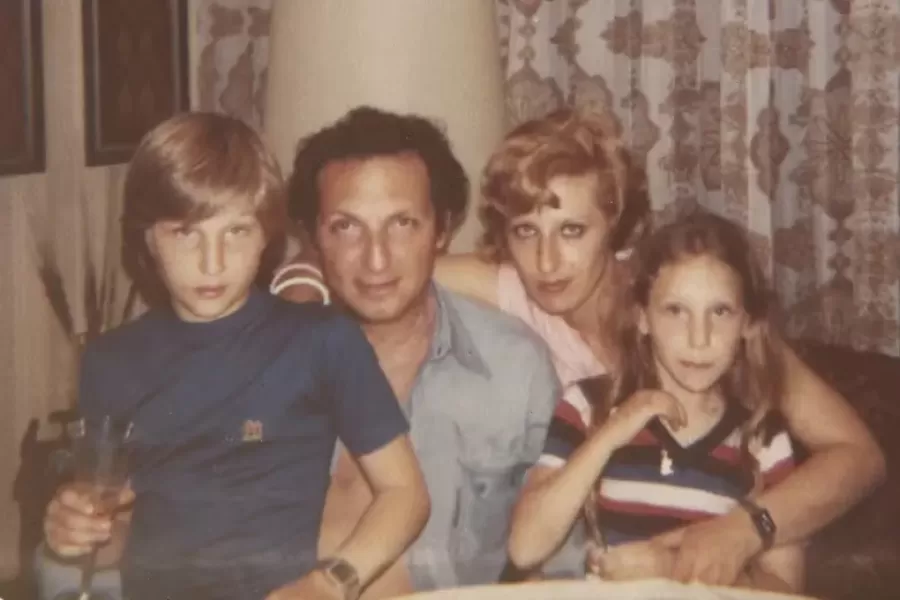Javier Milei junto a sus padres y su hermana
