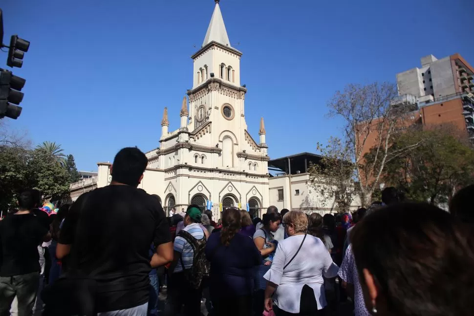 ESQUINA CONCURRIDA. El desfile de fieles fue constante durante la jornada de ayer ante el templo de avenida Avellaneda y Haití.