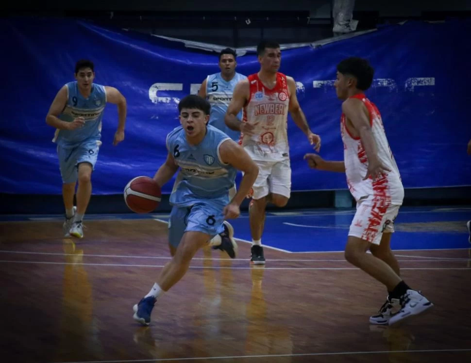 DESEQUILIBRIO. Vega (15 años), base de Tucumán BB, conduce la pelota. 