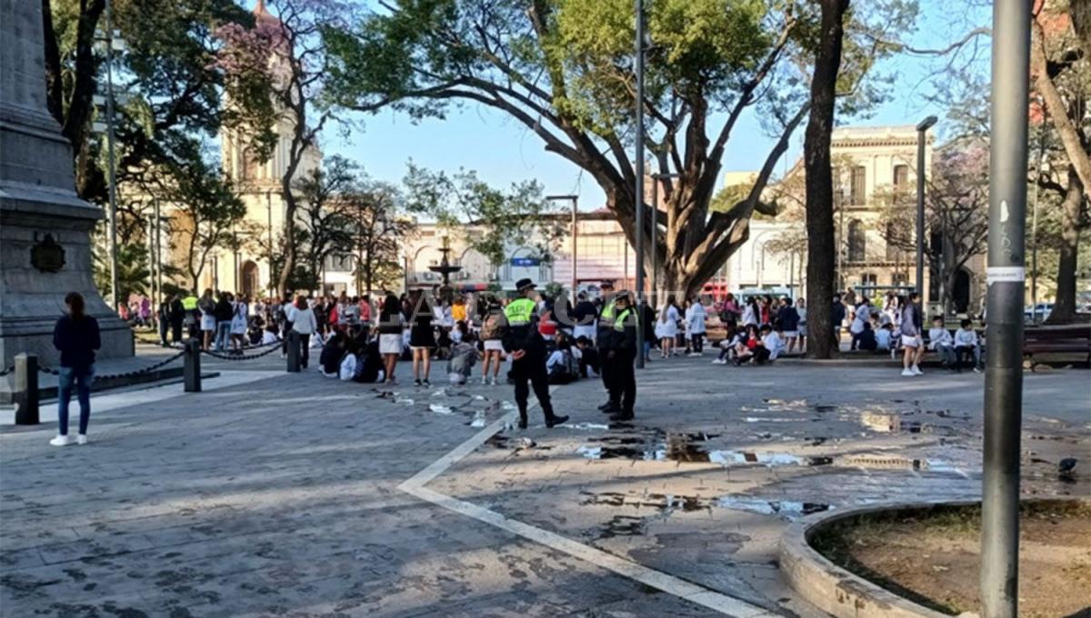 A LA PLAZA. Alumnas de la escuela Sarmiento y de la Normal fueron evacuadas frente a Casa de Gobierno.